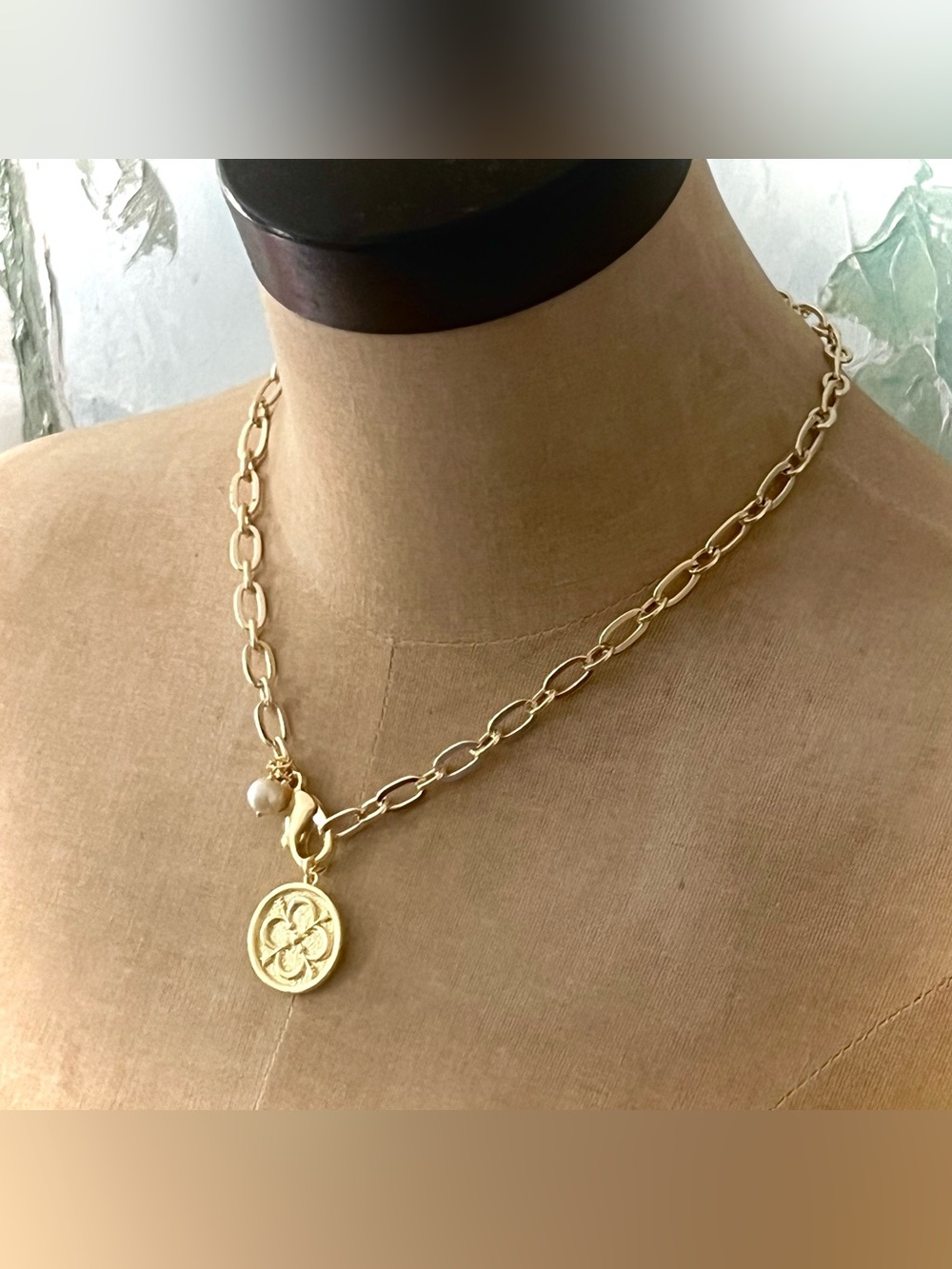 NWT On Trend Gold Chain & Quatrefoil  Pendant Necklace - Picture 3 of 4